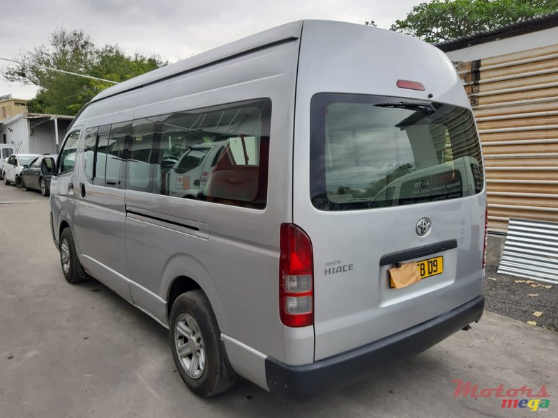 2009 Toyota Hiace High roof 16 seater en Port Louis, Maurice - 2