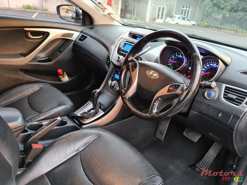 2013 Hyundai Elantra Automatic in Vacoas-Phoenix, Mauritius - 7