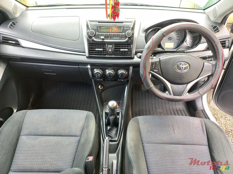 2014 Toyota Yaris Manual 1300cc en Flacq - Belle Mare, Maurice - 3