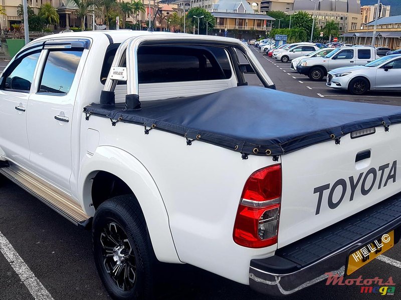 2015 Toyota Hilux 2.5 TURBO en Port Louis, Maurice - 5