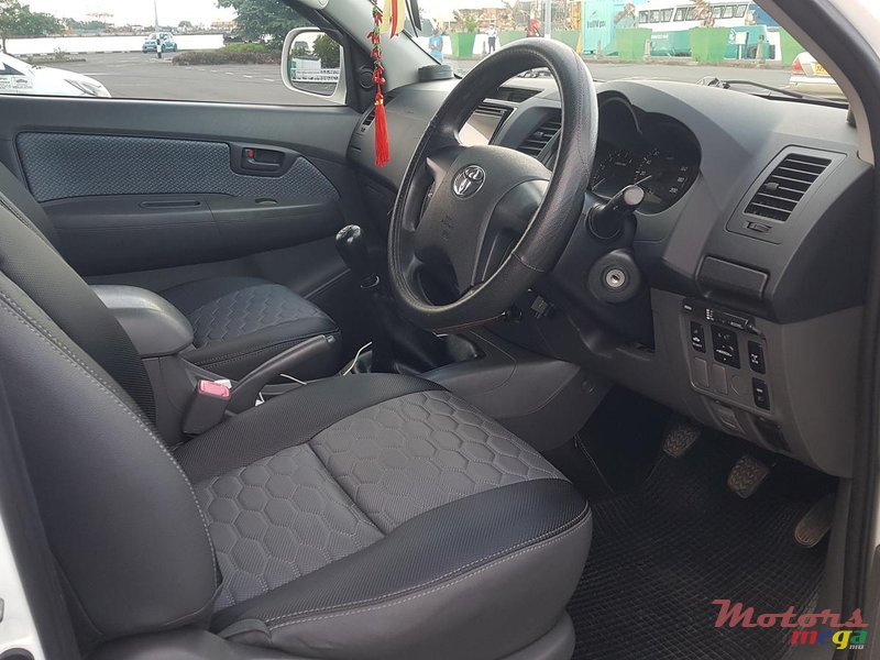 2015 Toyota Hilux 2.5 TURBO in Port Louis, Mauritius - 4