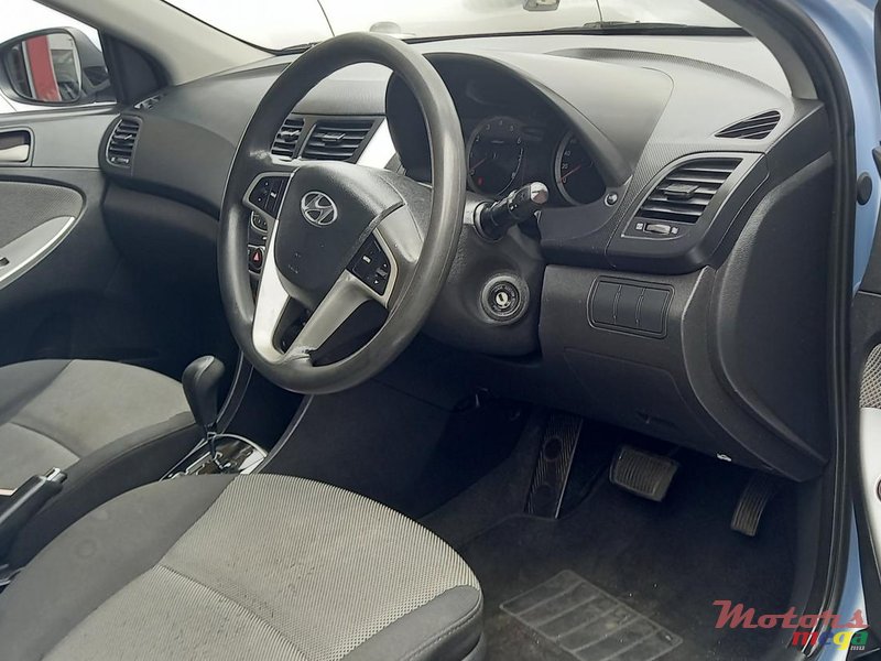 2011 Hyundai Accent en Vacoas-Phoenix, Maurice - 5