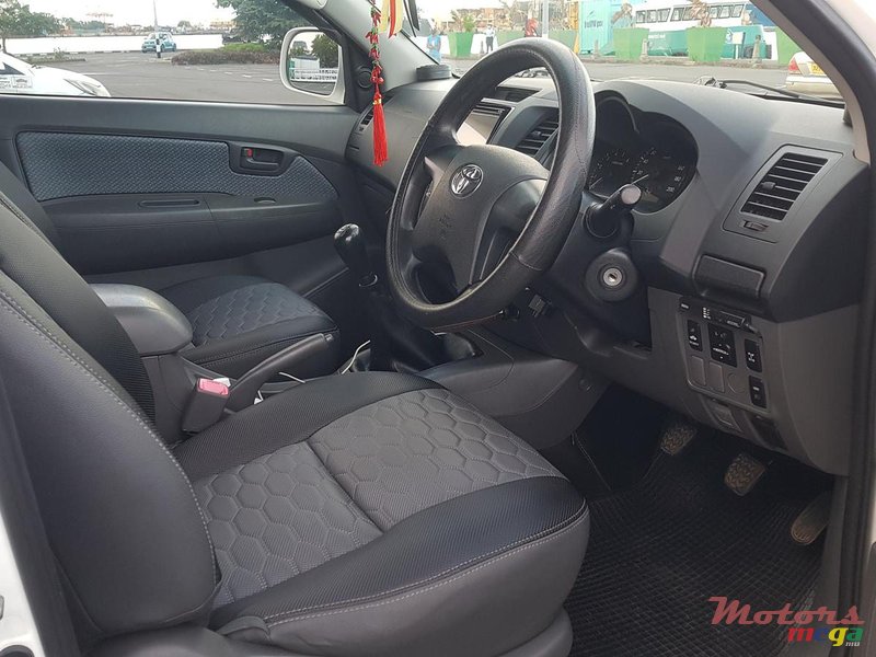 2015 Toyota Hilux 2.5 TURBO en Port Louis, Maurice - 4