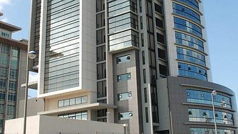 Aéroport—Gestion de Restaurants: Le PMO Coule Gooljaury et Justifie Soornack