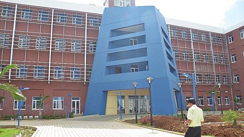 La MBC : L'Histoire d'une Longue Tutelle Tantôt Rouge et Tantôt Orange