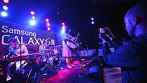 Samsung Rises To Nearly Double Apple's Smartphone Sales