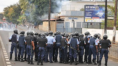 Du Gaz Lacrymogène Utilisé A Roche-Bois Pour Disperser La Foule