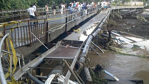 Rains: Hundred Angry People Blocking the Street in Souillac