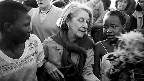 Nadine Gordimer, Novelist Who Took On Apartheid, Is Dead at 90