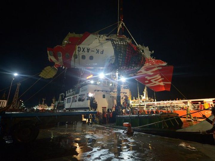 ndonesian personnel hoist a section of recovered wreckage belonging to AirAsia flight QZ8501