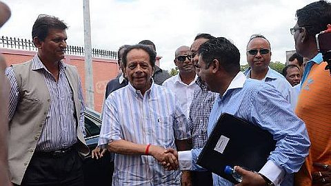 Au n° 7: SAJ se Fait Enregistrer avec son Ancienne Carte d’Identité