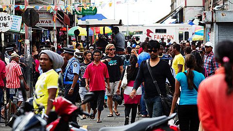 Touristes Arnaqués au Marché Central : Rs 12 000 pour des T-shirts «Médicaux»