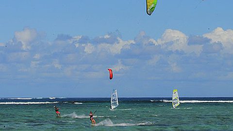 Mauritius Kite Jam Sports & Music Festival: 300 kite enthusiasts around the Morne