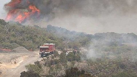 Evacuation residents of Réunion, 2, 677 acres burned