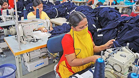 Travailleurs Étrangers: Le Contrat Étendu À Huit Ans