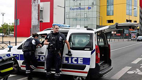 French Forces Evacuate 18 People from Paris Mall after Armed Raid