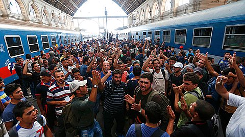 Hundreds of Migrants Protest at Budapest Station, Want to go to Germany