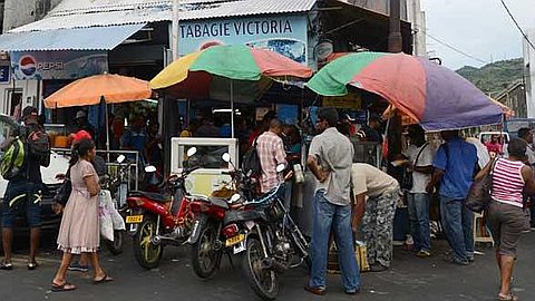 Marchands Ambulants: les Recettes des Restaurateurs Partent en Fume