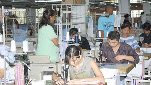 Ouvriers Etrangers: la Difficile Traque des Sans-Papiers