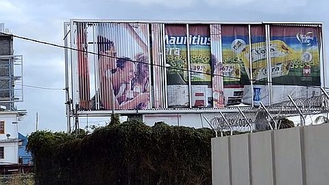 Riche-Terre: 700 «Blinds» d’un Panneau Publicitaire Volés en Pleine Nuit