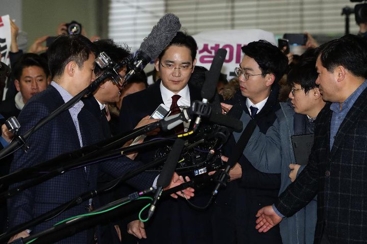 Lee Jae-Yong, vice chairman of Samsung arrives at the office of the independent counsel on 12.01