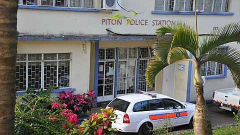Des Trous dans la Caisse de la Police de Piton