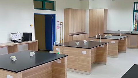 Logés, nourris et blanchis à l’école