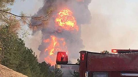 7 hurt as pipeline explosion lights up the sky in Alabama, US