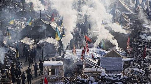 Ukraine Protesters Seize Building, Put Up More Barricades