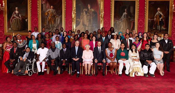 Les soixante «Young Leaders» des pays du Commonwealth en compagnie de la reine Elizabeth II.
