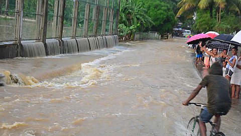 Fortes averses: ces hommes et femmes qui bravent vents et inondations