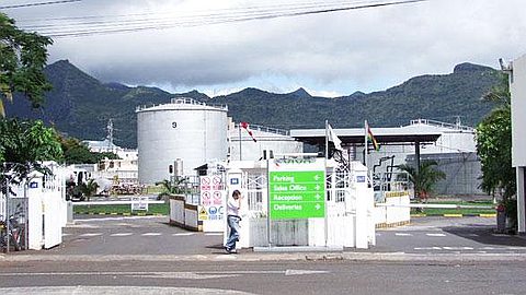 Port Louis: Vivo Energy Pipeline Breaks and Spills Gallons of Heavy Oil into the Bay