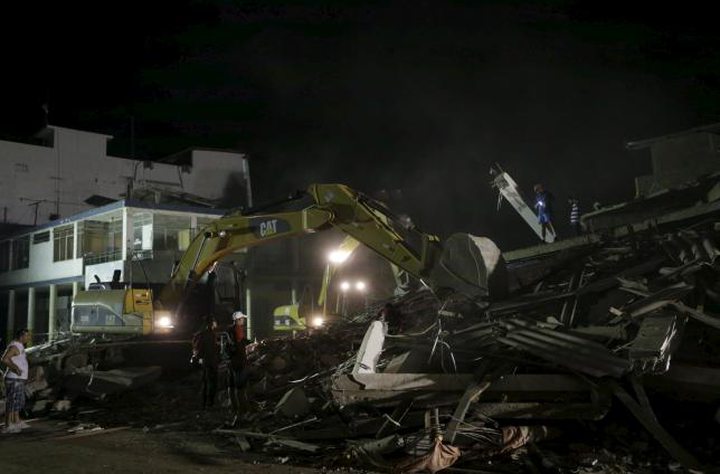 Shaken Ecuador Hunts for Survivors Amid 7.8 Quake 