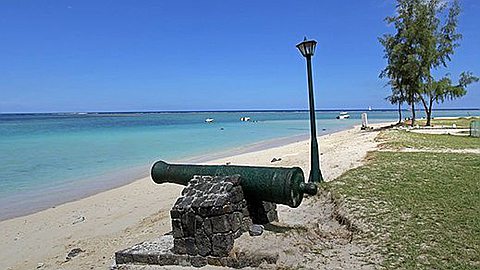 Érosion: la Plage de La Preneuse Réduite à une Peau de Chagrin