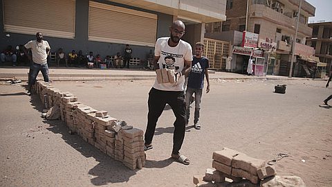 Coup d’Etat au Soudan : la résistance tente de s’organiser dans les rues de Khartoum
