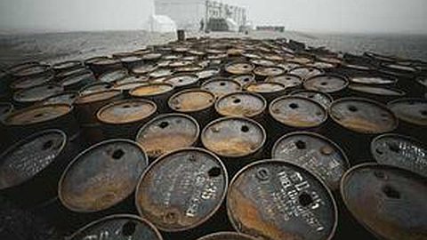 Oil Trades Near 5-Year Low as Russia Echoes OPEC Output Policy