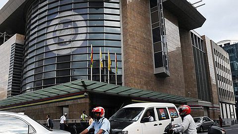 Une société étrangère envisage une injonction contre le système de vérification des chèques