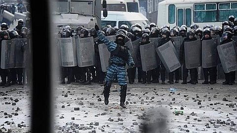 Ukrainian Police and Protesters Clash Violently for Second Day in Kiev