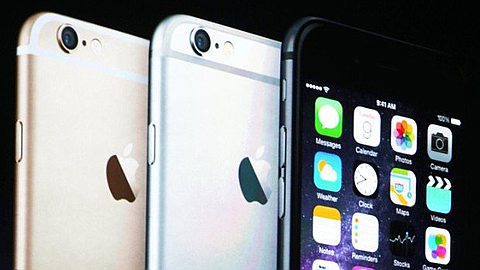 Apple Shows Off Smartwatch, Larger-Screen iPhones