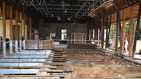 Rénovation: Le Plaza Mis A Nu