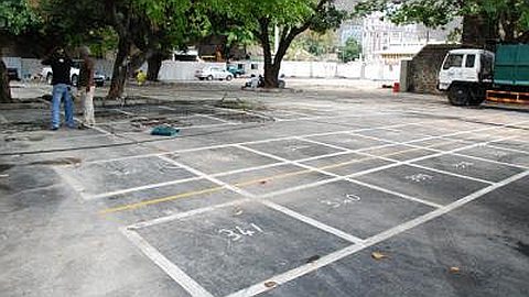 Relocation of Hawkers on Site Decaen Questioned