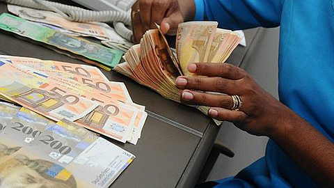 Traders Breathe Watching Euro Having Surpassed Rs 40