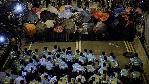 Violent Clashes Between Police and Demonstrators Erupt in Hong Kong