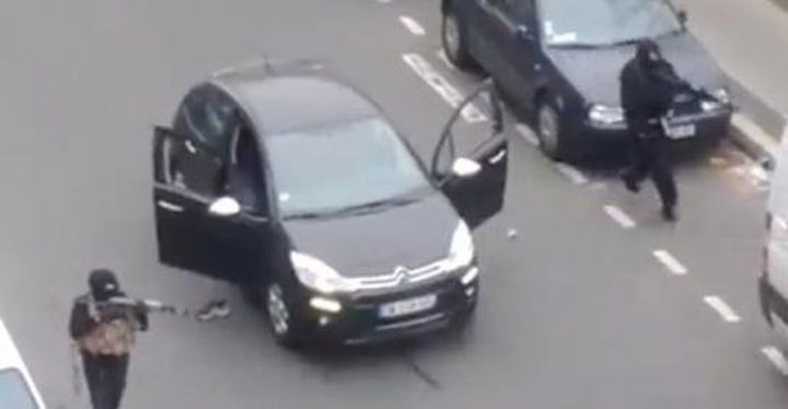 Trois hommes armés sont toujours en fuite après l'attentat au siège de Charlie Hebdo qui a ..