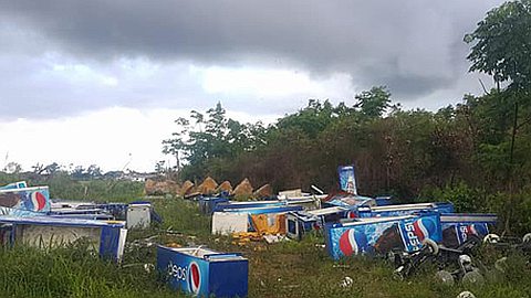 Pollution: des réfrigérateurs Pepsi entassés sur un terrain vague
