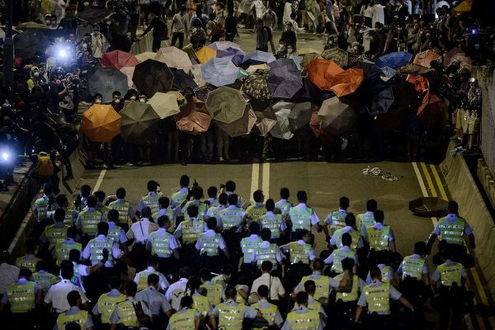 Violent Clashes Between Police and Demonstrators Erupt in Hong Kong