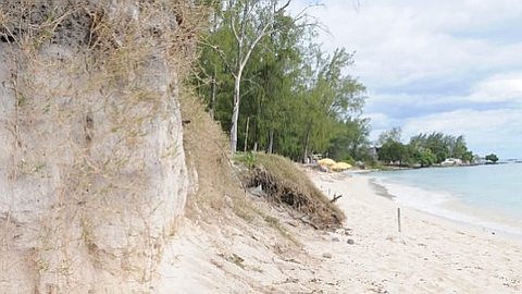 Érosion des Plages: des Millions de Roupies Jetées dans le Vide