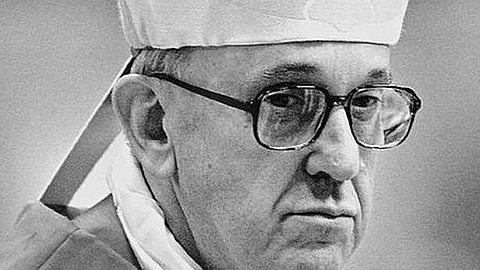 Jorge Mario Bergoglio, un Jésuite Austère et Modéré