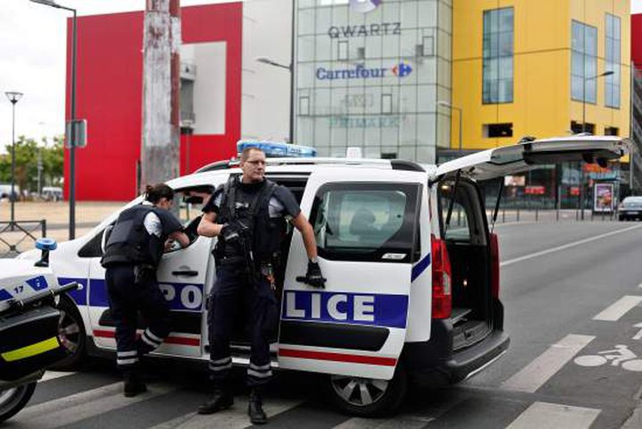 French Forces Evacuate 18 People from Paris Mall .