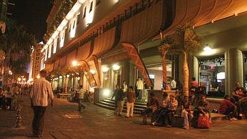 Centres Commerciaux : les Préparatifs de la Noël s’Activent